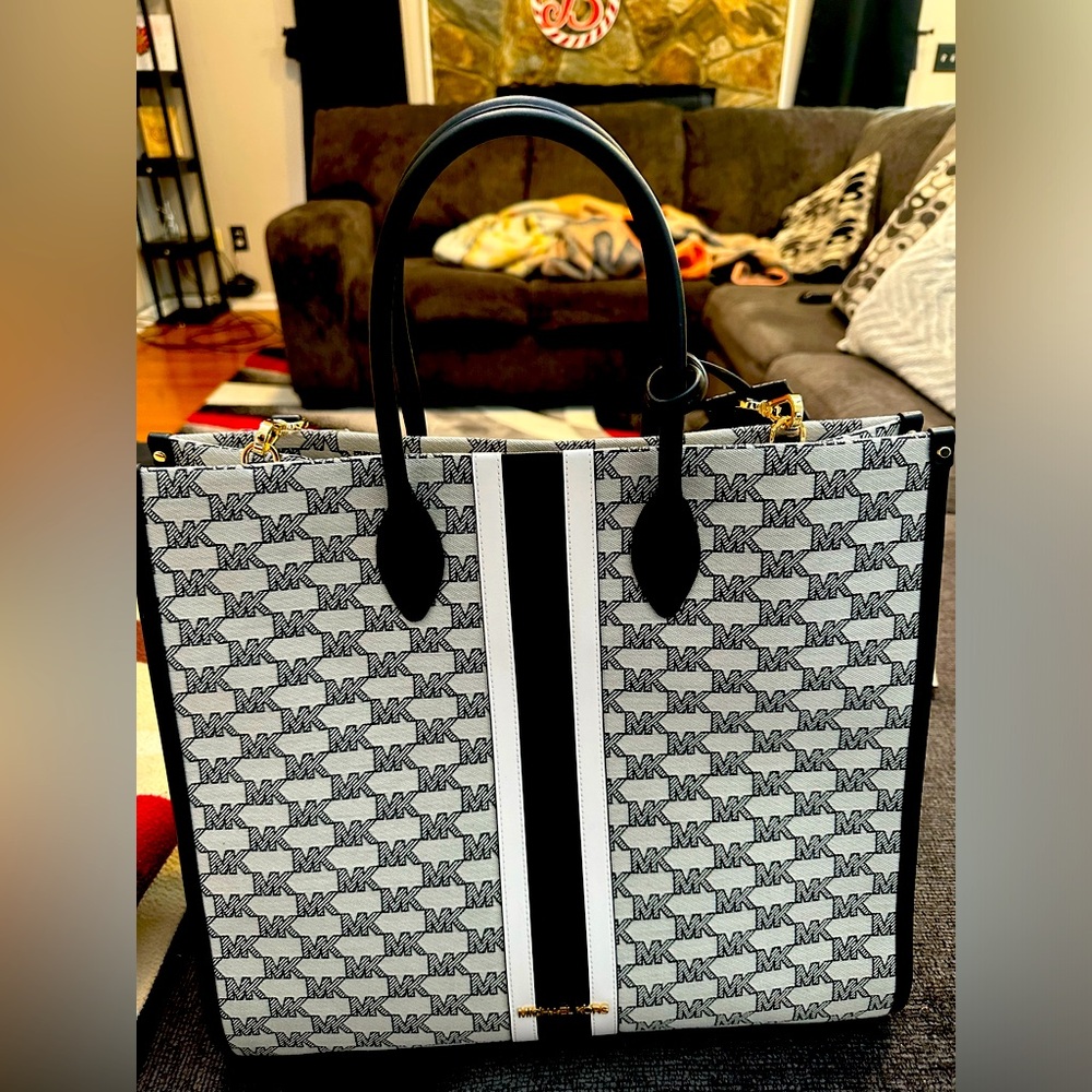 Michael Kors Mirella Large Striped Logo Jacquard Tote Bag
listing-status-banner